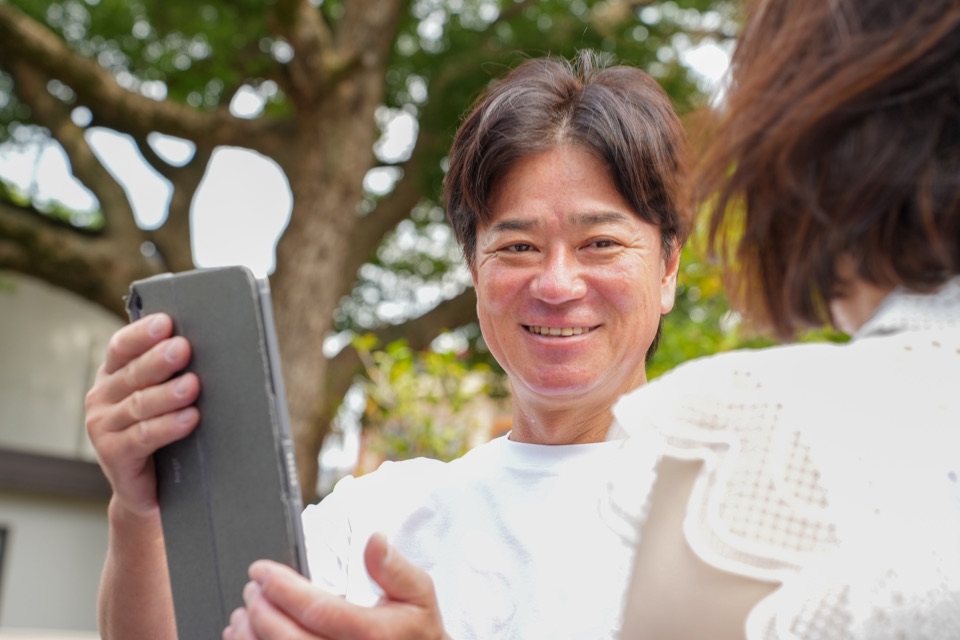お客様に説明するGPSの専門査定士