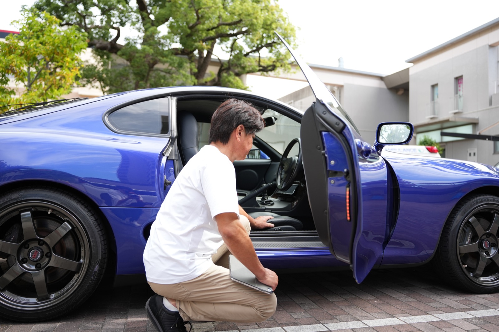 GT-Rを査定するスタッフ