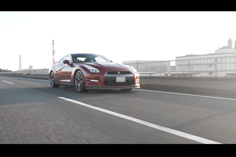 高速道路を走行するGT-R