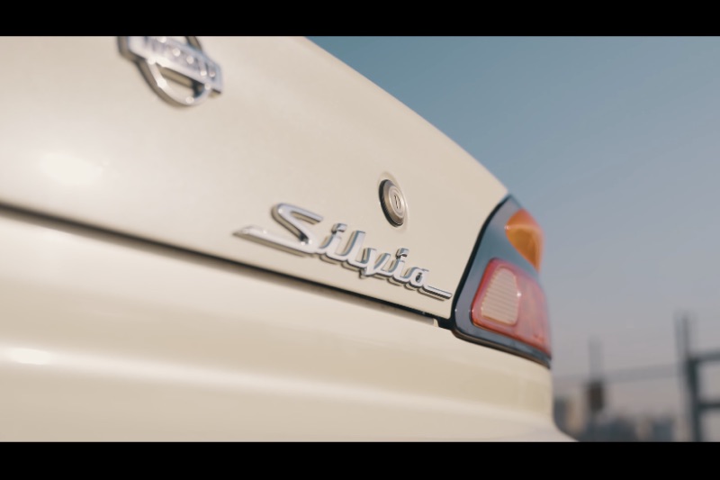 スポーツカーの後方ディテール