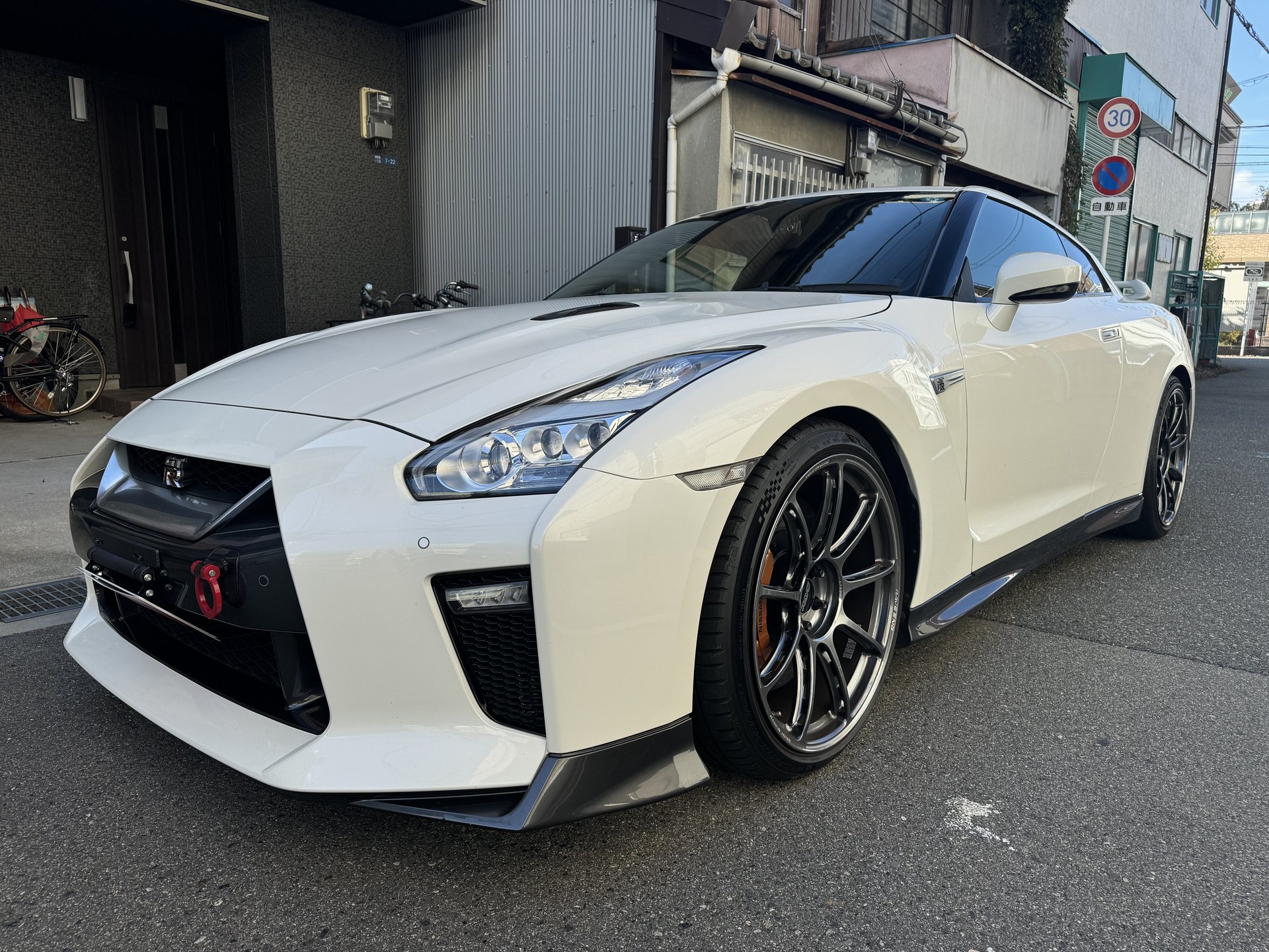 白い日産GT-R R35