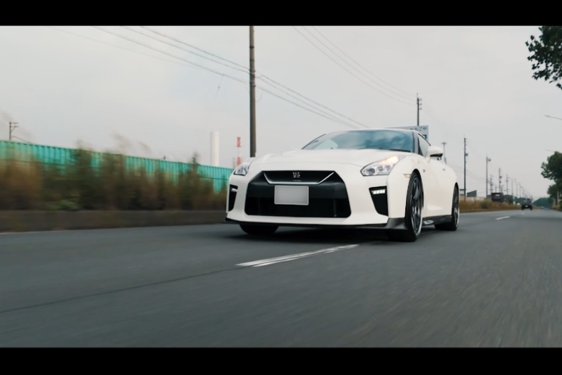 道路を走行する白いGT-R
