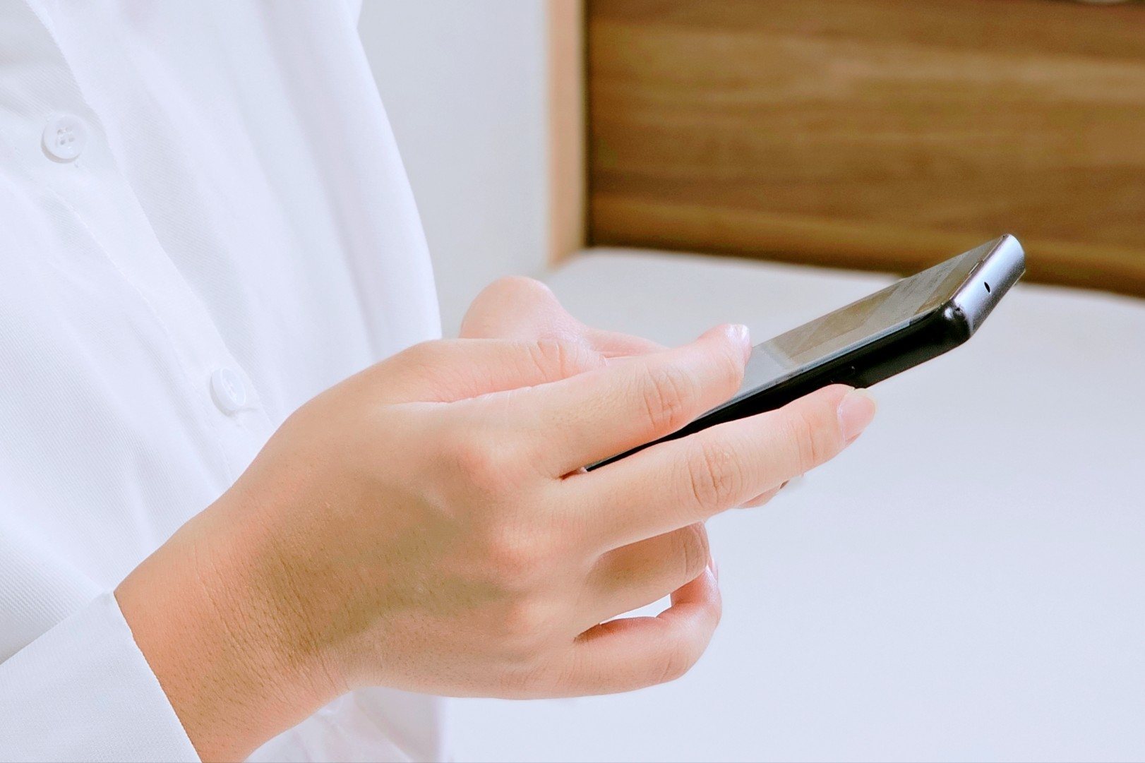スマートフォンでご相談する様子