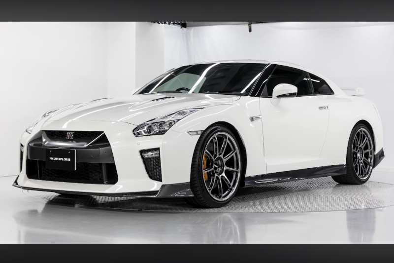 スタジオで撮影した白いGT-R