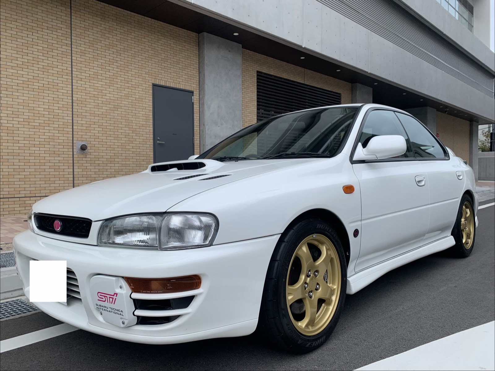 白いスバルインプレッサ